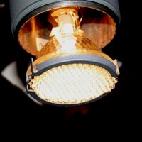 Mriežka proti oslneniu s klipsňou na žiarovku